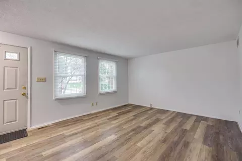 Living - 3034 Colony Ln, Springfield, OH 45503 photo 2 of 4