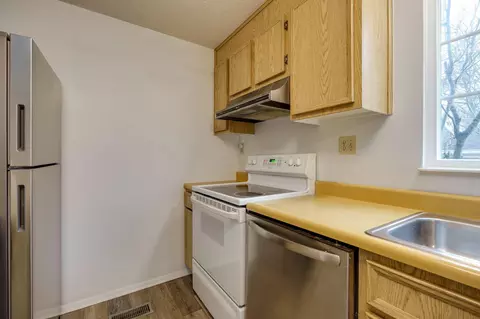 Kitchen - 3034 Colony Ln, Springfield, OH 45503 photo 2 of 4