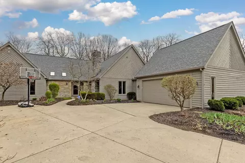 8252 Northwoods Ct, Columbus, OH 43235