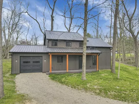 889 Blacksnake Rd, Utica, OH 43080