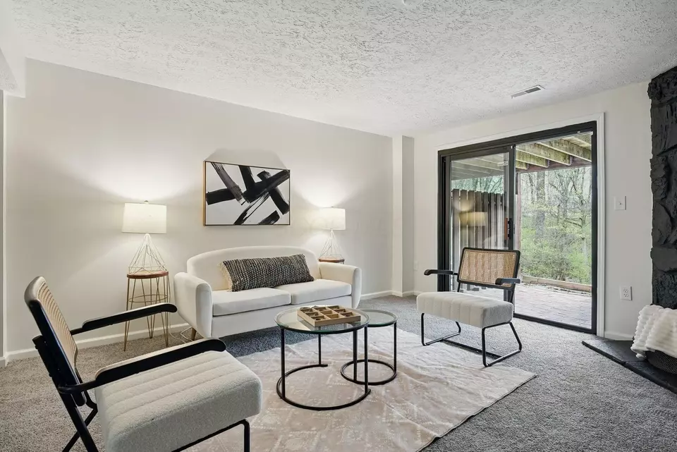 Living - 5696 Great Hall Ct, Columbus, OH 43231 photo 4 of 5