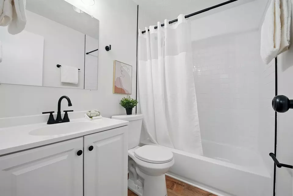 Bath - 5696 Great Hall Ct, Columbus, OH 43231 photo 2 of 2