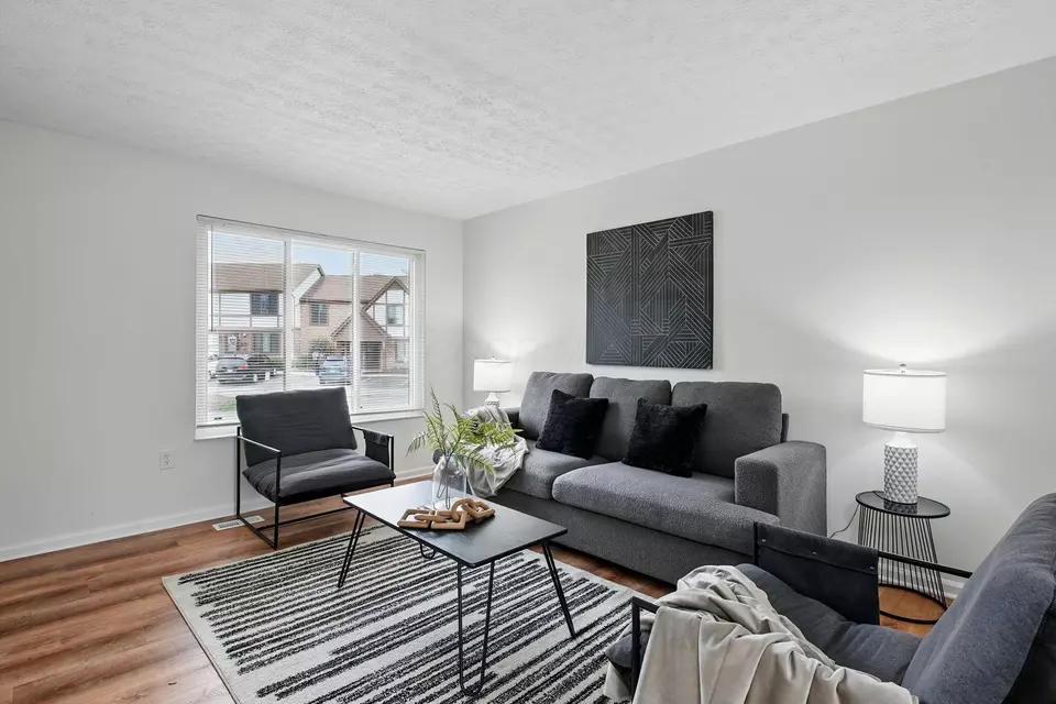 Living - 5696 Great Hall Ct, Columbus, OH 43231 photo 2 of 5