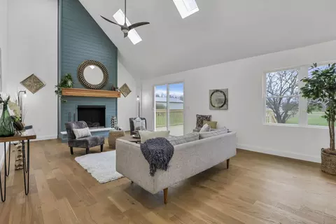Living - 6769 Ludwig Dresback Rd, Circleville, OH 43113 photo 4 of 6