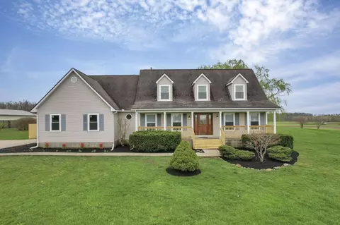 Exterior - 6769 Ludwig Dresback Rd, Circleville, OH 43113 photo 3 of 16