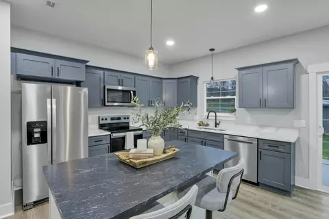 Kitchen - 18 Sinalda Ave SE, Newark, OH 43055 photo 1 of 6