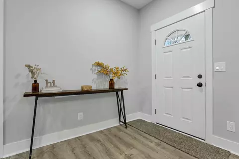 Entry Way - 18 Sinalda Ave SE, Newark, OH 43055 photo 1 of 7