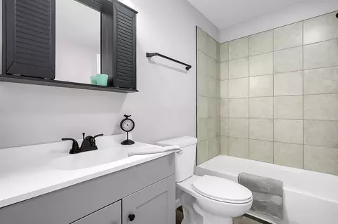 Bath - 705 Clinton St, Circleville, OH 43113 photo 1 of 3