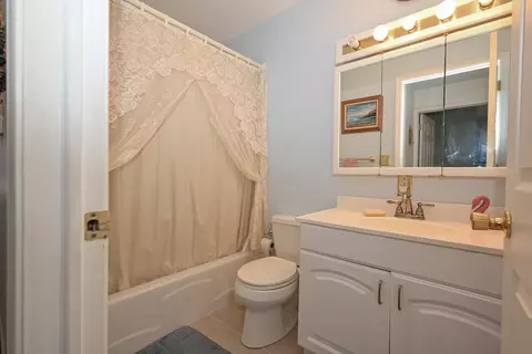 Bath - 994 Amherst Dr, Marion, OH 43302 photo 1 of 2