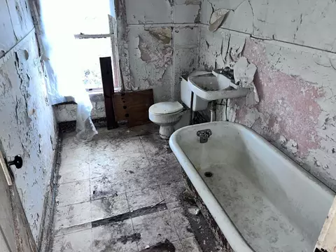 Bath - 417 W Euclid Ave, Springfield, OH 45506 photo 1 of 2