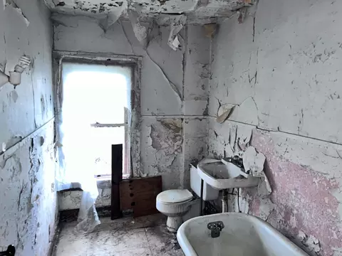 Bath - 417 W Euclid Ave, Springfield, OH 45506 photo 2 of 2