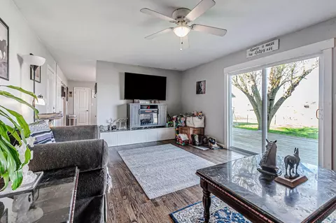 Living - 6085 Selma Pike, Springfield, OH 45502 photo 3 of 4