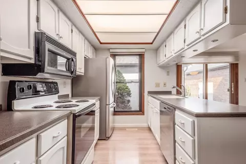 Kitchen - 6677 Willow Grove Pl E, Dublin, OH 43017 photo 2 of 4