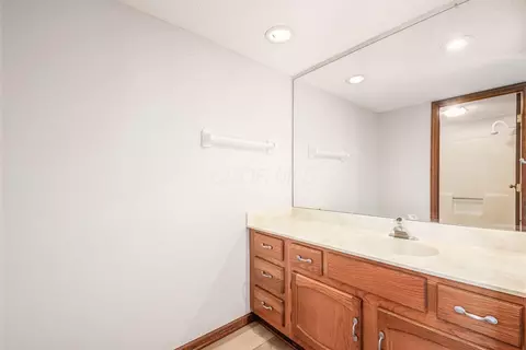 Bath - 6677 Willow Grove Pl E, Dublin, OH 43017 photo 1 of 3