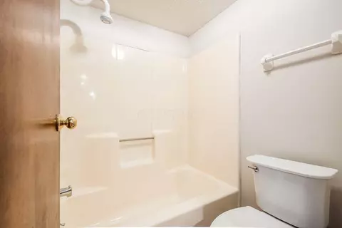 Bath - 6677 Willow Grove Pl E, Dublin, OH 43017 photo 2 of 3