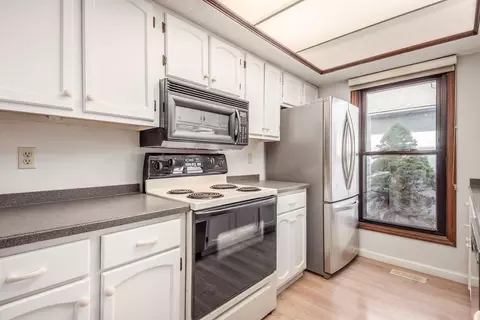 Kitchen - 6677 Willow Grove Pl E, Dublin, OH 43017 photo 3 of 4