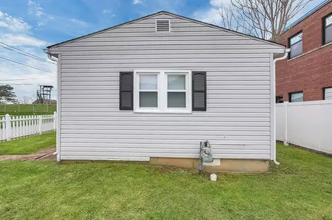 Exterior - 137 E Mill St #REAR, Circleville, OH 43113 photo 6 of 7