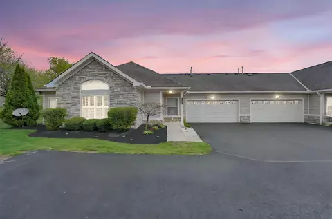 906 Villas Dr, Pataskala, OH 43062