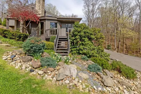 6045 Poplar Dr, Nashport, OH 43830
