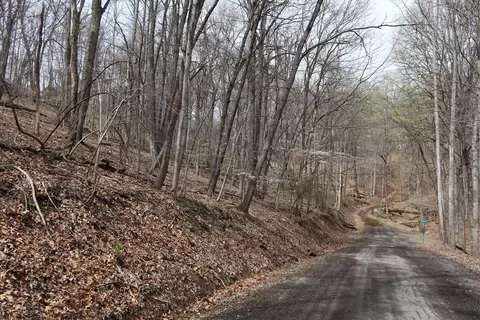 1738 Mohican Ln, Hide A Way Hills, OH 43107