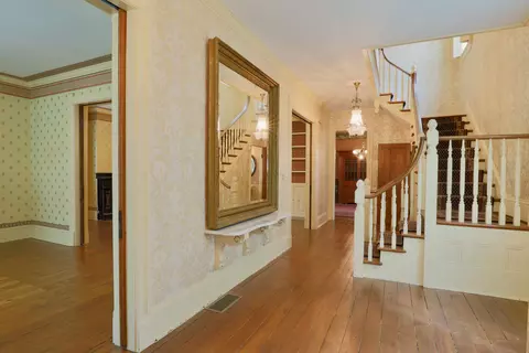 Entry Way - 115 E Wheeling St, Lancaster, OH 43130 photo 6 of 10