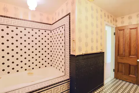 Bath - 115 E Wheeling St, Lancaster, OH 43130 photo 5 of 8