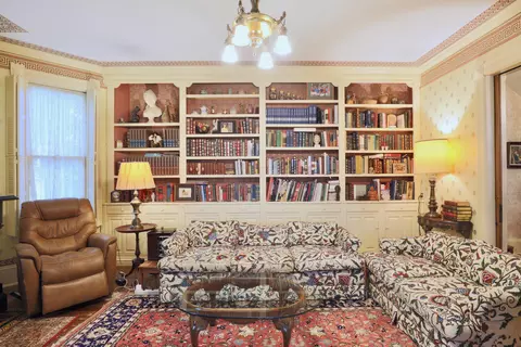 Living - 115 E Wheeling St, Lancaster, OH 43130 photo 2 of 6