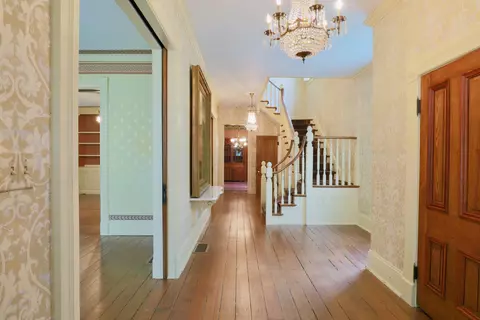 Entry Way - 115 E Wheeling St, Lancaster, OH 43130 photo 5 of 10