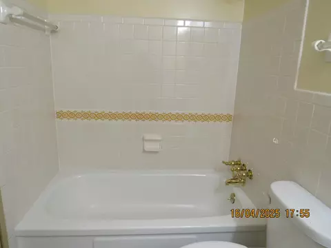 Bath - 416 Cedar Heights Rd, Circleville, OH 43113 photo 2 of 4