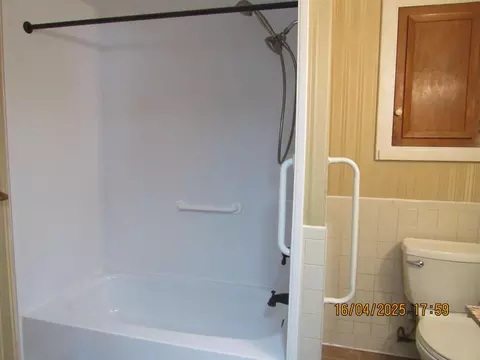 Bath - 416 Cedar Heights Rd, Circleville, OH 43113 photo 3 of 4