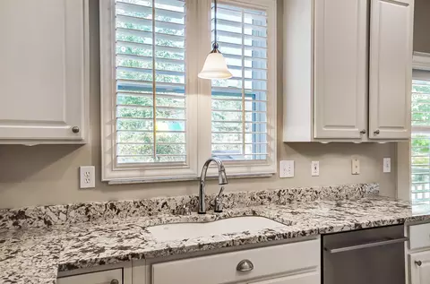 Kitchen - 7457 Maynooth Dr, Dublin, OH 43017 photo 4 of 7