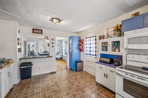 Kitchen - 519 Oak St, Marion, OH 43302 photo 2 of 2