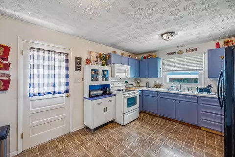 Kitchen - 519 Oak St, Marion, OH 43302 photo 1 of 2