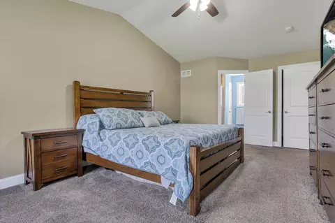 Bedroom - 3427 Stringtown Rd NE, Lancaster, OH 43130 photo 6 of 8