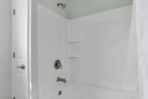 Bath - 3427 Stringtown Rd NE, Lancaster, OH 43130 photo 4 of 6