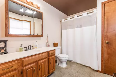 Bath - 52 3rd St SE, Newark, OH 43055 photo 2 of 2