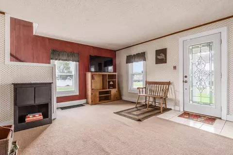 Living - 52 3rd St SE, Newark, OH 43055 photo 2 of 4