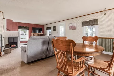 Dining - 52 3rd St SE, Newark, OH 43055 photo 1 of 2