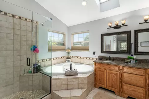 Bath - 7814 Craindow Ct, Dublin, OH 43017 photo 3 of 7