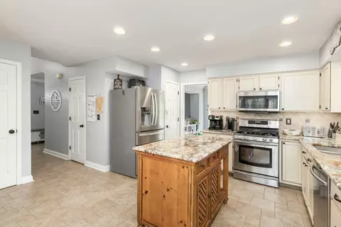 Kitchen - 7814 Craindow Ct, Dublin, OH 43017 photo 2 of 5