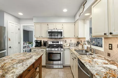 Kitchen - 7814 Craindow Ct, Dublin, OH 43017 photo 3 of 5