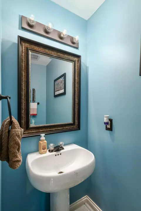 Bath - 7814 Craindow Ct, Dublin, OH 43017 photo 2 of 7