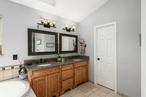 Bath - 7814 Craindow Ct, Dublin, OH 43017 photo 4 of 7