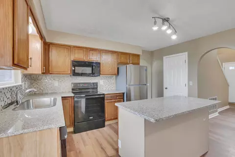 Kitchen - 577 Stable St, Pataskala, OH 43062 photo 4 of 5