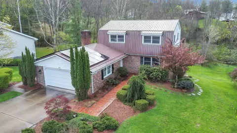 6 Coventry Ln, Athens, OH 45701