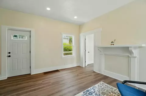 Living - 720 W Columbia St, Springfield, OH 45504 photo 2 of 4