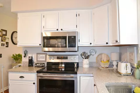 Kitchen - 5617 Calais Dr, Springfield, OH 45503 photo 4 of 4