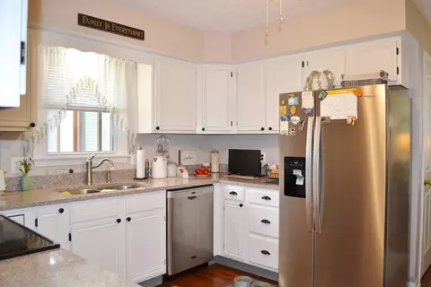 Kitchen - 5617 Calais Dr, Springfield, OH 45503 photo 2 of 4