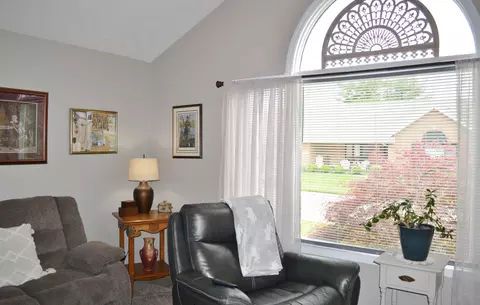 Living - 5617 Calais Dr, Springfield, OH 45503 photo 2 of 6