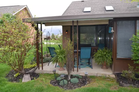 Exterior - 5617 Calais Dr, Springfield, OH 45503 photo 5 of 9